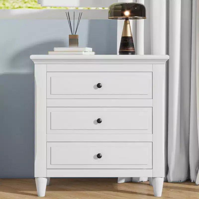 Comodino moderno a 3 cassetti, elegante mobile laterale con maniglie in metallo e gambe in legno di gomma