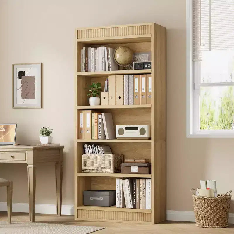 Libreria a colonna da 71 pollici stile fattoria con motivo a doppia scanalatura, libreria alta a 5 ripiani con base in legno, libreria in legno