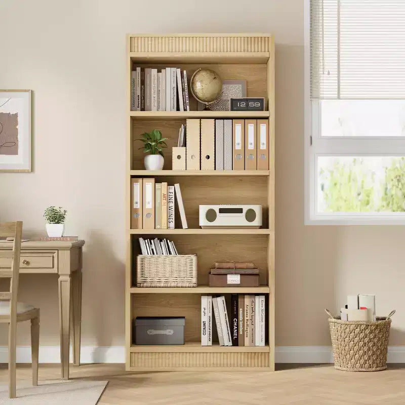 Libreria a colonna da 71 pollici stile fattoria con motivo a doppia scanalatura, libreria alta a 5 ripiani con base in legno, libreria in legno