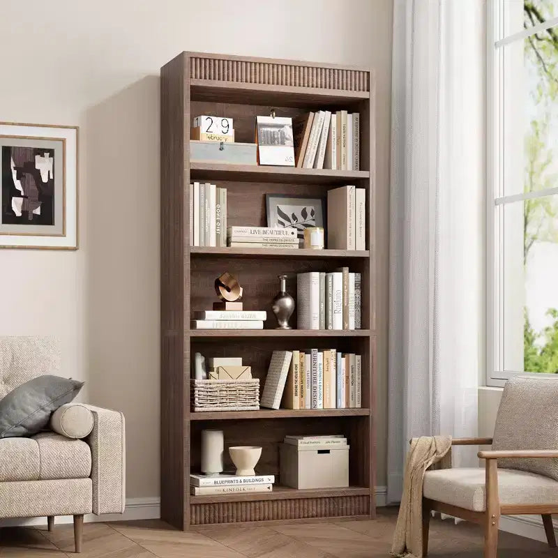 Libreria a colonna da 71 pollici stile fattoria con motivo a doppia scanalatura, libreria alta a 5 ripiani con base in legno, libreria in legno