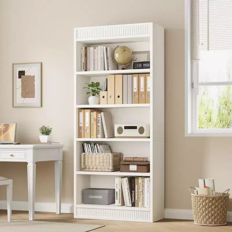 Libreria a colonna da 71 pollici stile fattoria con motivo a doppia scanalatura, libreria alta a 5 ripiani con base in legno, libreria in legno