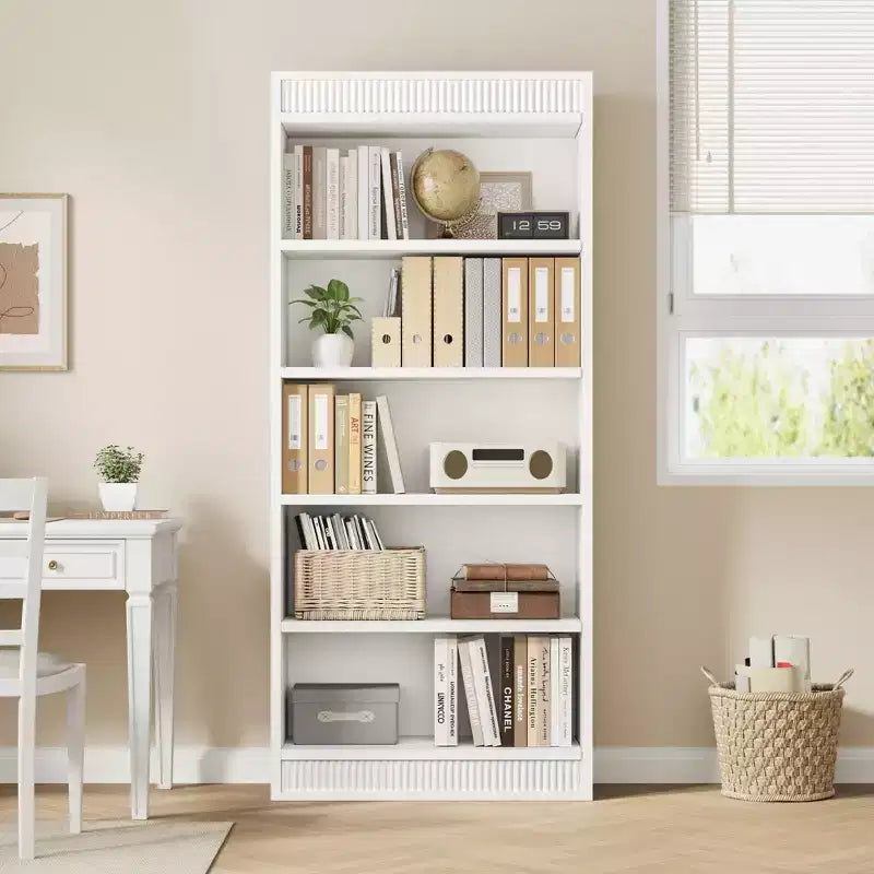 Libreria a colonna da 71 pollici stile fattoria con motivo a doppia scanalatura, libreria alta a 5 ripiani con base in legno, libreria in legno