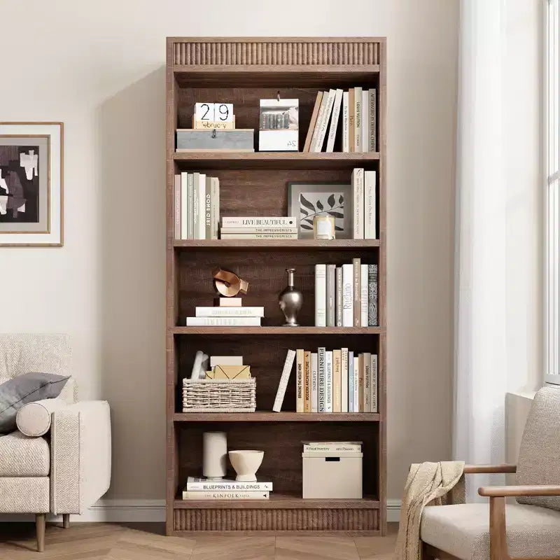 Libreria a colonna da 71 pollici stile fattoria con motivo a doppia scanalatura, libreria alta a 5 ripiani con base in legno, libreria in legno