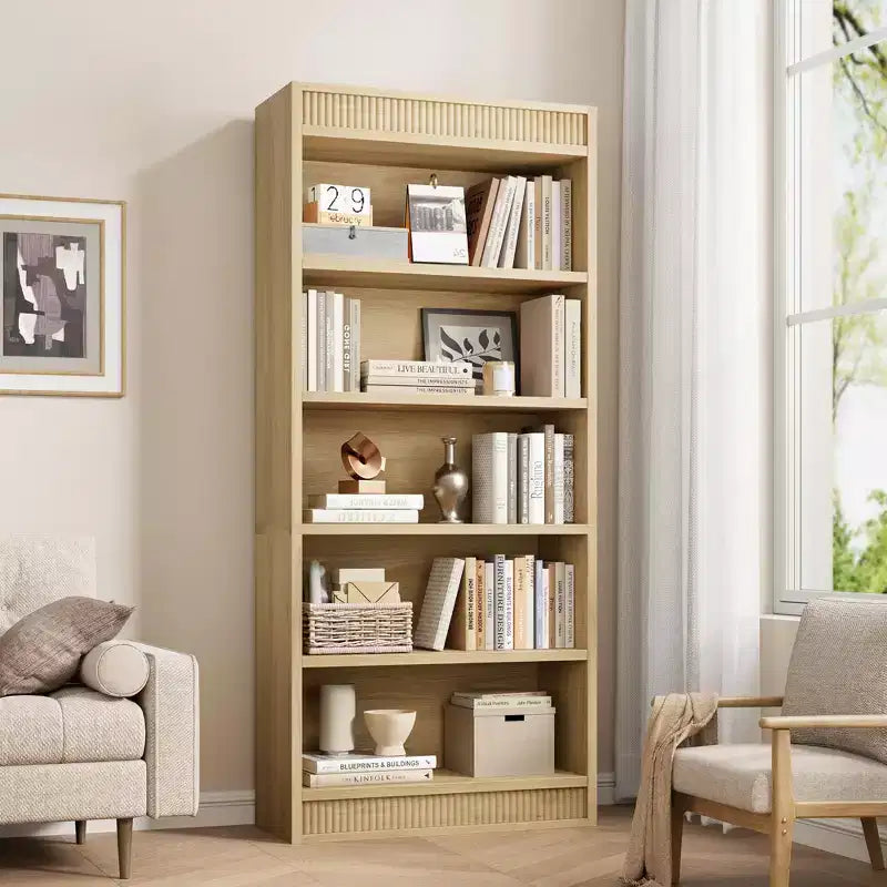 Libreria a colonna da 71 pollici stile fattoria con motivo a doppia scanalatura, libreria alta a 5 ripiani con base in legno, libreria in legno