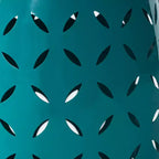 Tavolino d'appoggio cilindrico industriale accentato da 12 pollici con design a intaglio curvo per uso interno ed esterno