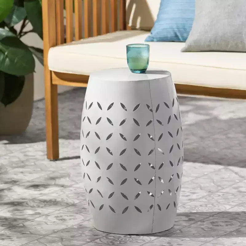 Tavolino d'appoggio cilindrico industriale accentato da 12 pollici con design a intaglio curvo per uso interno ed esterno