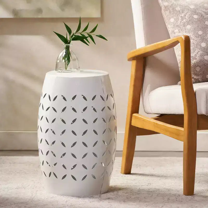 Tavolino d'appoggio cilindrico industriale accentato da 12 pollici con design a intaglio curvo per uso interno ed esterno