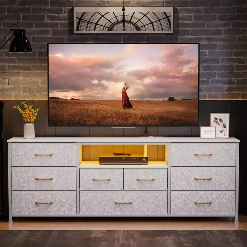 Comò bianco a 9 cassetti da 160 cm per camera da letto, mobile TV a LED per TV da 75 pollici con stazione di ricarica, prese di corrente, cassettiera in tessuto, mobile multimediale