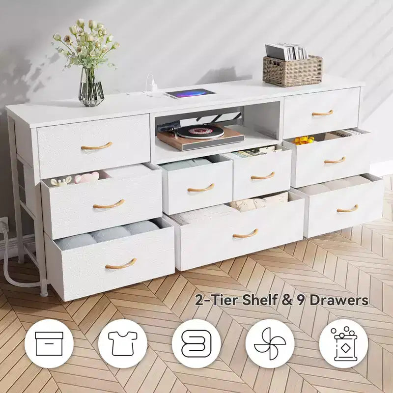 Comò bianco a 9 cassetti da 160 cm per camera da letto, mobile TV a LED per TV da 75 pollici con stazione di ricarica, prese di corrente, cassettiera in tessuto, mobile multimediale
