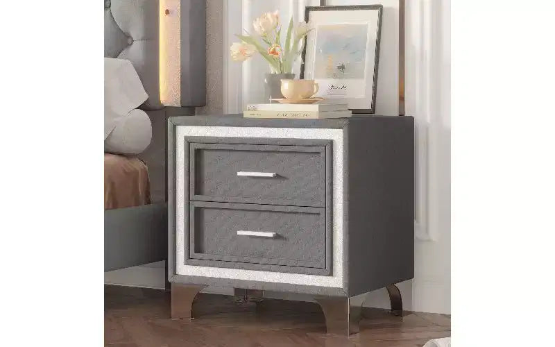 Comodino a 2 cassetti rivestito in velluto, tavolino rustico-chic con decorazione a strisce glitterate argento e gambe in metallo, comodino per camera da letto